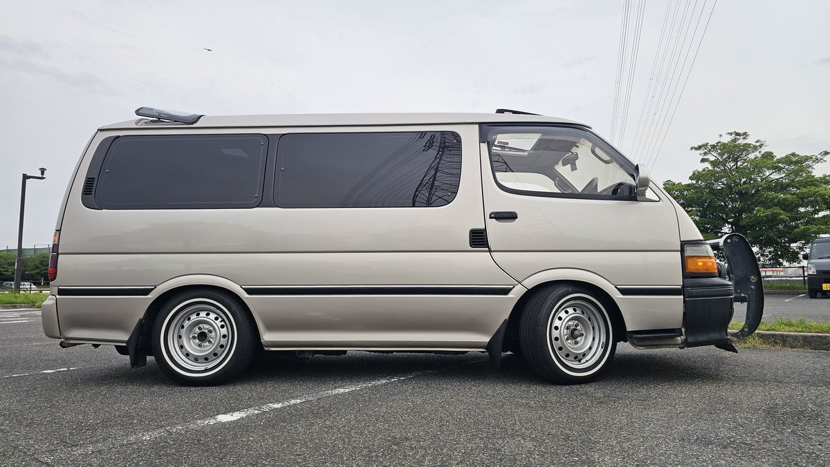 Ucchyace1994's tweet photo. グリルガード装着

#ハイエース
#ハイエースワゴン
#100系ハイエース

#90s
#平成
#ホワイトリボン
#白物タイヤ協会

#HIACE
#Series100HIACE
#HIACEWAGON
#SUPERCUSTOM 

次回の
#HIACESUNDAY　
#ハイエースサンデー
は
10月31日～11月1日
静岡　朝霧高原で
キャンプ場貸し切ってハイエースキャンプ🎵 https://t.co/4qUYH4iKgy