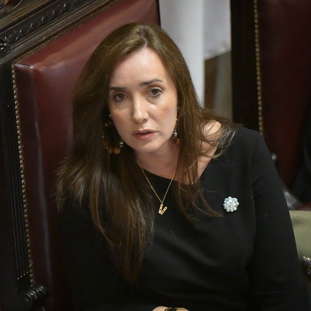 clarincom's tweet photo. EN EL DÍA DEL PERIODISTA, VILLARRUEL VOLVIÓ A DIFERENCIARSE DE MILEI

Victoria Villarruel volvió a tomar distancia de Javier Milei y aseguró que en el Senado no limitará el acceso de los periodistas. La vicepresidenta defendió el rol de la prensa y sostuvo que las instituciones deben mantener sus puertas abiertas a quienes informan.

Testimonios de Victoria Villarruel

"La Argentina necesita un periodismo que investigue, que pregunte, que incomode cuando haga falta".

"Como Presidente del Senado creo profundamente que las instituciones deben tener las puertas abiertas al periodismo y también a la ciudadanía. Por eso, en esta Casa de las Provincias nunca vamos a limitar el acceso de quienes cumplen la tarea de informar".

"El Congreso de la Nación debe seguir siendo un ámbito de pluralidad, de diálogo y de convivencia democrática, aun en medio de las diferencias".

(+) en Clarín: https://t.co/6yVqFUZcjw
