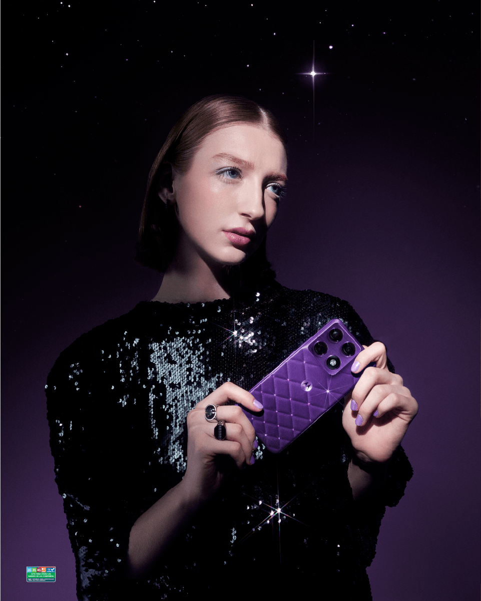 MotorolaCL's tweet photo. Cristales Swarovski® colocados a mano convierten nuestro Motorola Signature en una pieza que refleja su elegancia en cada detalle. ✨ 

Encuentra este equipo en Motorola Stores y https://t.co/PpKFNS5P17

#BrilliantCollection #MotorolaCollections #MotorolaChile https://t.co/2YtTufpkOS