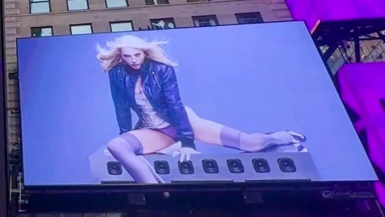 SiteMadonnaBR's tweet photo. Uma imagem inédita do ensaio para o CONFESSIONS II foi registrada por fãs durante o pocket show da Madonna na Time Square https://t.co/cbKnVJZ6jm