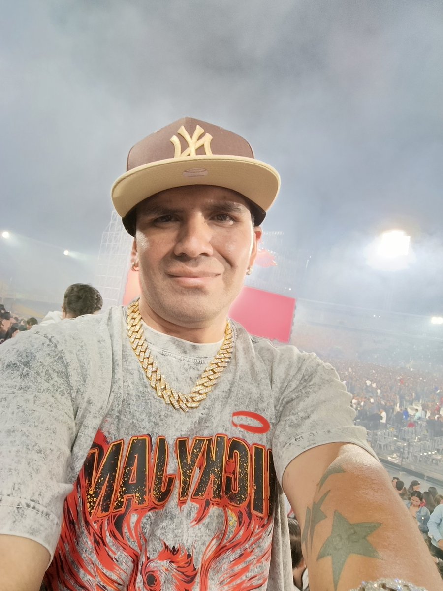 daniel1946MFC's tweet photo. Primer concierto del año y estuvo bien activo, la rompiste en El Campin 🏟️ @NickyJamPR esperamos volver a tenerte en Bogotá #DimeloPapi 😎🤙🏻 https://t.co/OUHhTLrN8l