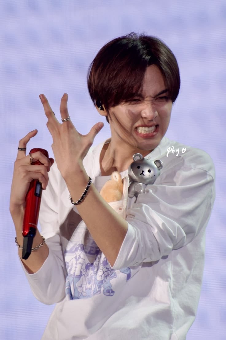 gorgosaur's tweet photo. My eyes are closing but I want to speak on deinonychan… You are loved by many with those claws of yours #deinonychan #dinodream https://t.co/dJACx1f1xU