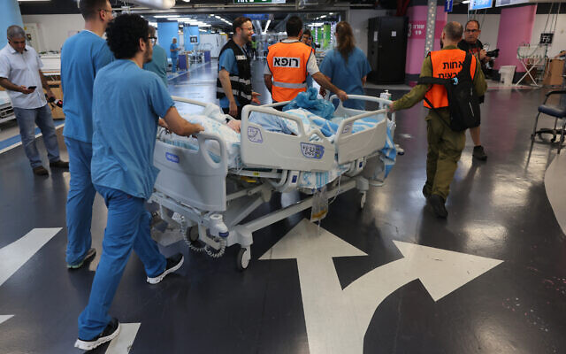 Defensa_Israel's tweet photo. El gobierno de #Israel ha ordenado que todos los hospitales comiencen a mover a sus pacientes y equipamientos a sus refugios subterráneos y ha suspendido las clases.
🇮🇱🔥🇮🇷  |  #Iran 
Se suspenden los eventos deportivos y culturales, y se reduce el transporte público a un 75%.
Más información en el post que cito abajo.