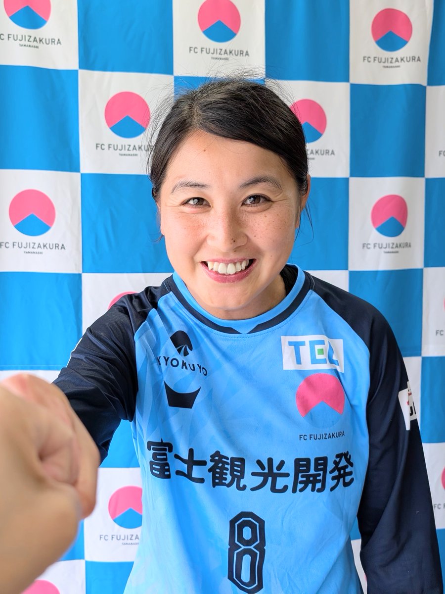 fujiyama776's tweet photo. そして、なでしこリーグ250試合出場達成！
#大矢歩 選手のグータッチをどうぞ👊
#FCふじざくら山梨 元 #なでしこジャパン https://t.co/OoA9WjN7Eg