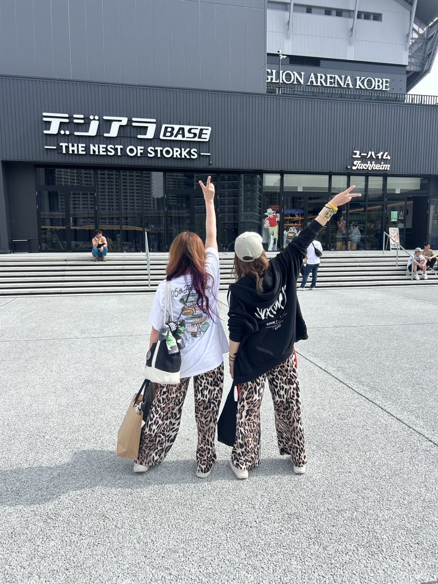 KTM9214's tweet photo. 土曜日のライブ参戦‼️
「ジーライオン来た‼️」
からの酒を呑める場所を探しにズラかる写真🤣 https://t.co/IcwDpsHzQn