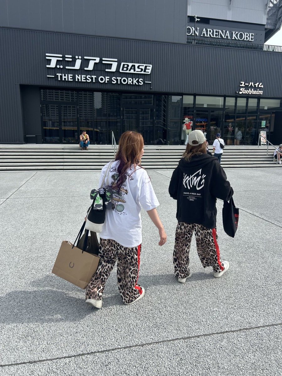 KTM9214's tweet photo. 土曜日のライブ参戦‼️
「ジーライオン来た‼️」
からの酒を呑める場所を探しにズラかる写真🤣 https://t.co/IcwDpsHzQn