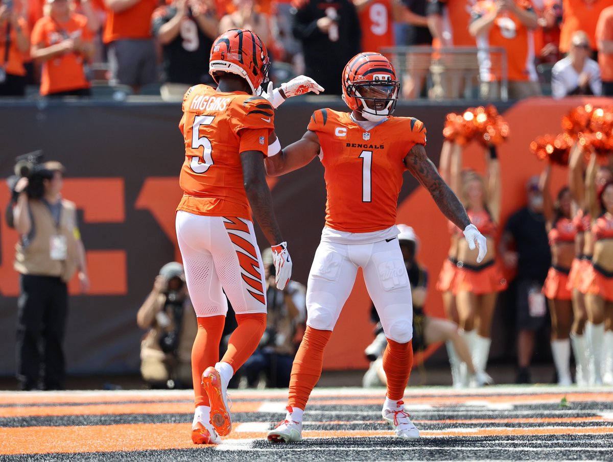 SleeperBengals's tweet photo. Notable combined TD totals across two seasons for a WR duo:

1998-99 Randy Moss/Cris Carter - 53 TD
1989-90 Jerry Rice/John Taylor - 47 TD
2024-25 Ja’Marr Chase/Tee Higgins - 46 TD
2007-08 Randy Moss/Wes Welker - 45 TD

Hall of Fame-level company.