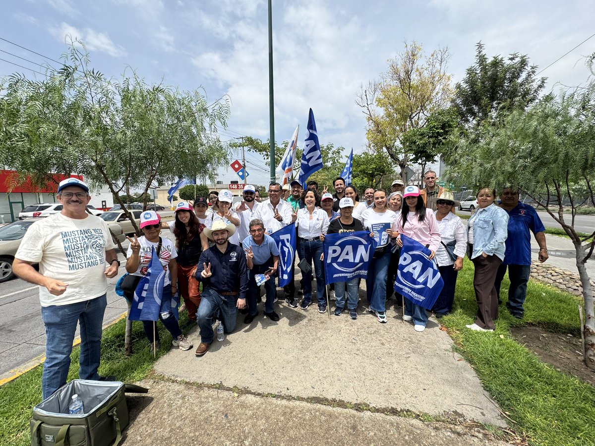 MarisaaOrtizMan's tweet photo. ¡Gran jornada de trabajo en el Distrito VI! 🔵🙌
Me sumé al #TerremotoNacional en los cruceros para dialogar con las y los leoneses. ¡Gracias por el recibimiento! Seguimos firmes y en contacto directo con la ciudadanía. 🤜🤛
#León #AcciónNacional #DistritoVI https://t.co/8pJHtKEODs