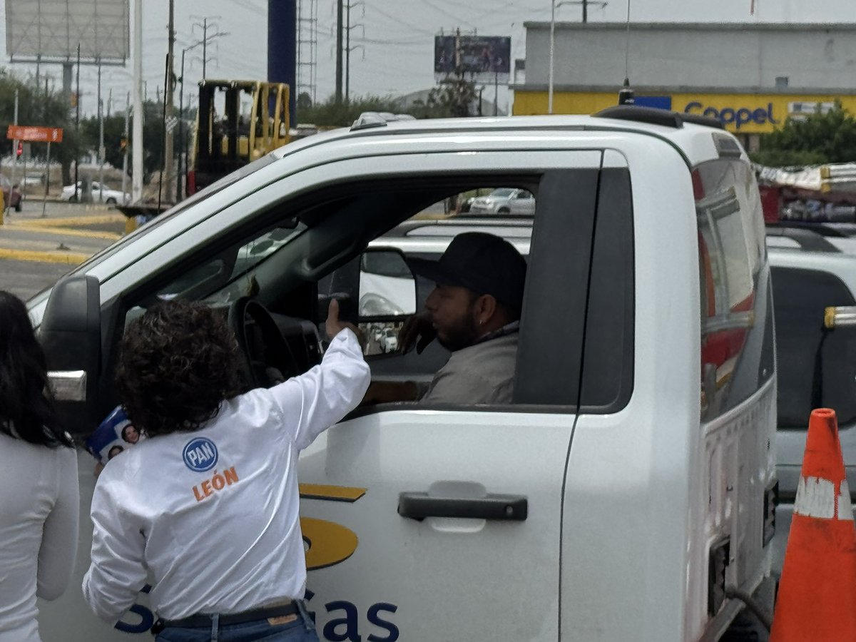 MarisaaOrtizMan's tweet photo. ¡Gran jornada de trabajo en el Distrito VI! 🔵🙌
Me sumé al #TerremotoNacional en los cruceros para dialogar con las y los leoneses. ¡Gracias por el recibimiento! Seguimos firmes y en contacto directo con la ciudadanía. 🤜🤛
#León #AcciónNacional #DistritoVI https://t.co/8pJHtKEODs
