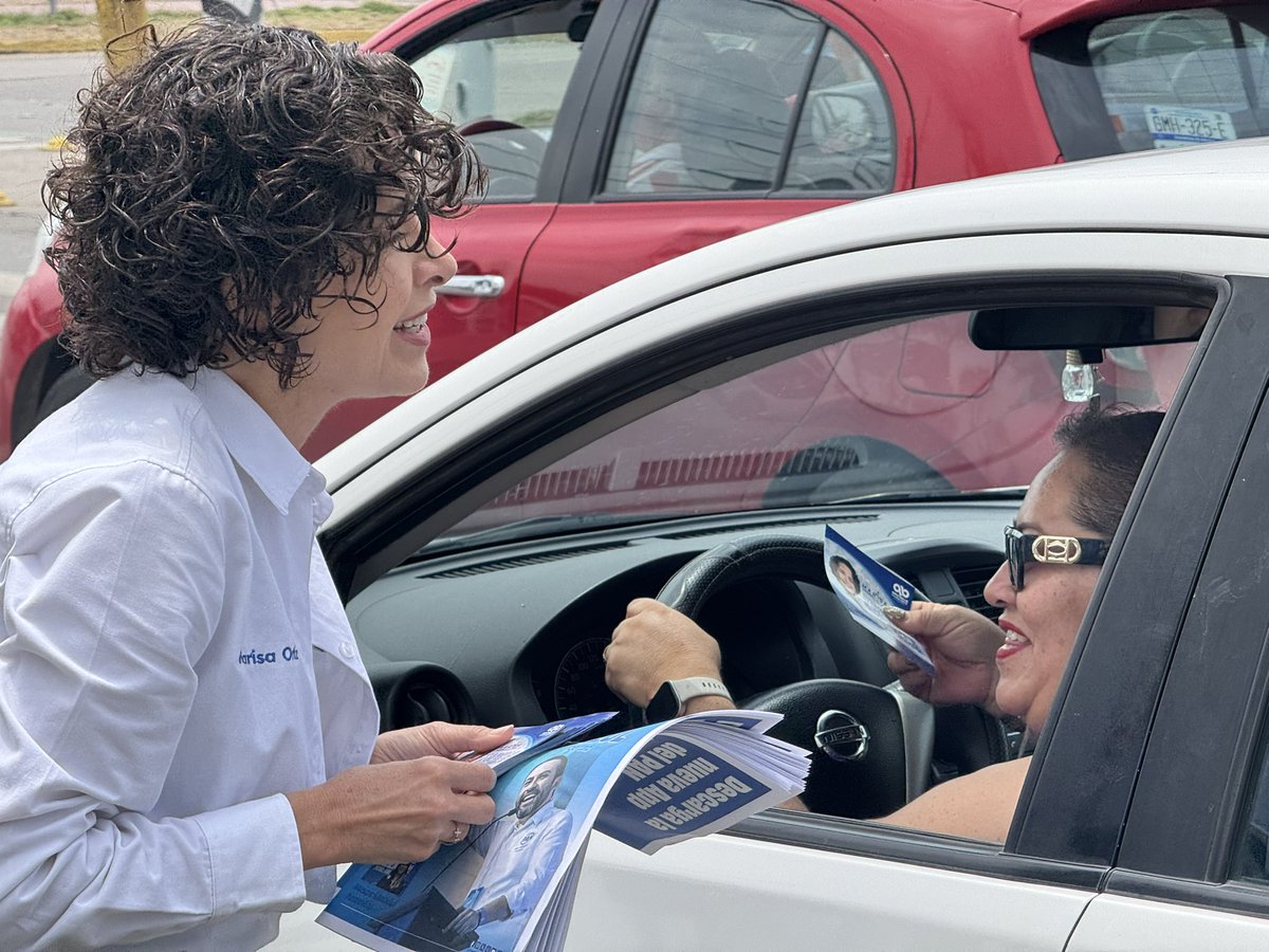 MarisaaOrtizMan's tweet photo. ¡Gran jornada de trabajo en el Distrito VI! 🔵🙌
Me sumé al #TerremotoNacional en los cruceros para dialogar con las y los leoneses. ¡Gracias por el recibimiento! Seguimos firmes y en contacto directo con la ciudadanía. 🤜🤛
#León #AcciónNacional #DistritoVI https://t.co/8pJHtKEODs