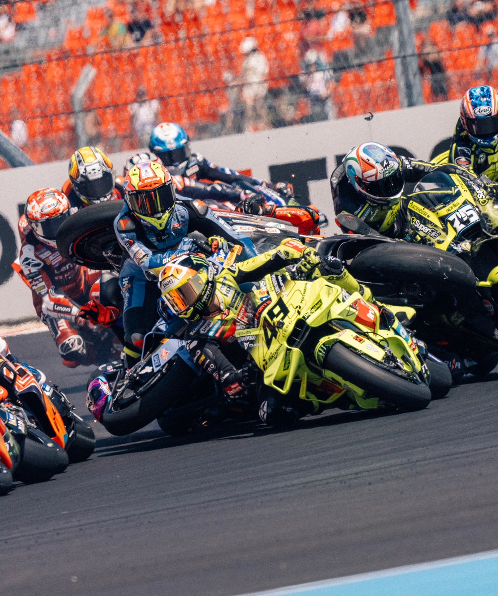 motto_motogp's tweet photo. 「確かに路面が荒れていて危険な場所でのブレーキングではあったが、しかし今回マルティンがしでかしたことは、元世界チャンピオンとしてやってはならないミスだ」とアプリリアCEOのリボラ。「不幸中の幸いだったのは、この事故で大怪我を負ったライダーがいなかったことだ（事後の検査で全員に骨折はなく打撲程度済んだ）マルティンは事故に巻き込んだライダーたちに謝罪し、わたしのところにも謝りに来たが、ライダーたちの無事を確認することが第一で詳しい話を聞いてる状況ではなかったから、ベゼッキやラウルとも話はできていない。巻き込んでしまったディジャとアルデゲル含め全員に、アプリリアの責任者としてわたしから謝罪する。申し訳ない。これはわたしの責任だ」

アプリリアでは、カタルニアのレースでもラウル・フェルナンデスがマルティンに突っ込んだ（ように見える）共倒れ事故（フレンドリーファイヤ）があり、事故後リボラはライダー全員を集め、仲間内で無益な争いをするな、ライダーは相互に信頼と尊敬を持てという「ブラックルール*」を設け、改めてレースは安全が第一であることを戒めていたのだが、それがあった上で今回の事故である。リボラが頭を抱えてしまうのも無理はない。

*F1のマクラーレンでもドライバー相互の信頼を欠くような無益なバトルを禁止する"パパイヤルール"があり、それをもじってアプリリアではチームカラーを引っ張った"ブラックルール"とメディアでは命名されている。

最近のMotoGPでは、マシンの先鋭化が進みすぎたため追い越しがとにかく難しく、だからこそスタートでポジションをひとつでもあげようとやっきになってしまうところがあるのだが、そうしたことを差し引いても今回のマルティンのミスは許されないとリボラ。

「MotoGPでの追い越しが難しい？ウチのアイ（小椋藍選手）の走りを見てくれ。毎回10台くらい追い抜いてくるだろう？（マルティンも）アイみたいに走ればいいだけだよ。アプリリアに乗ってれば、他のマシンを追い越すのは難しくないさ」

スタート時に多発する事故を受け、MotoGPは今後早々にスターティンググリッドの間隔を拡げるとともに、スタートデバイス（車高調整装置）の使用を禁止する措置を取るための調整に入った。

https://t.co/TWiosv743B
https://t.co/bDdIIwxQ7G

📸@ MotoGP / @ fabiodiggia49 / @ gresiniracing /
@ ferminaldeguer_54