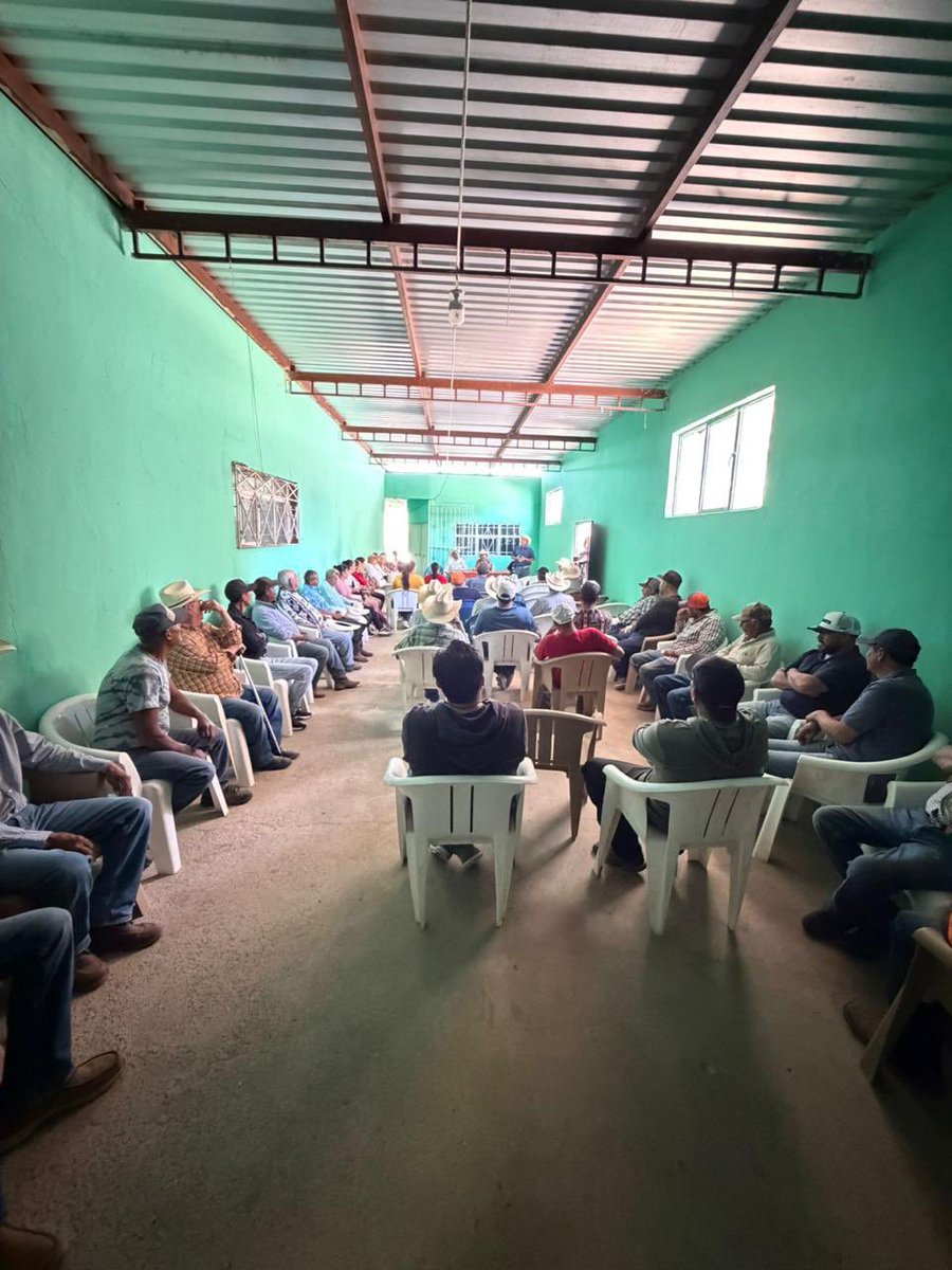 CNCDurango's tweet photo. ¡Domingo de seguir trabajando! 🤠

Hoy nuestro Dirigente @tonomorales_7 , estuvo con nuestras amigas y amigos de Villa Unión, Poanas y visitó el poblado Veracruz de Ochoa en dónde se revisaron los terrenos ejidales. 

También asistió a la Asamblea ejidal. https://t.co/kQnbG18aci