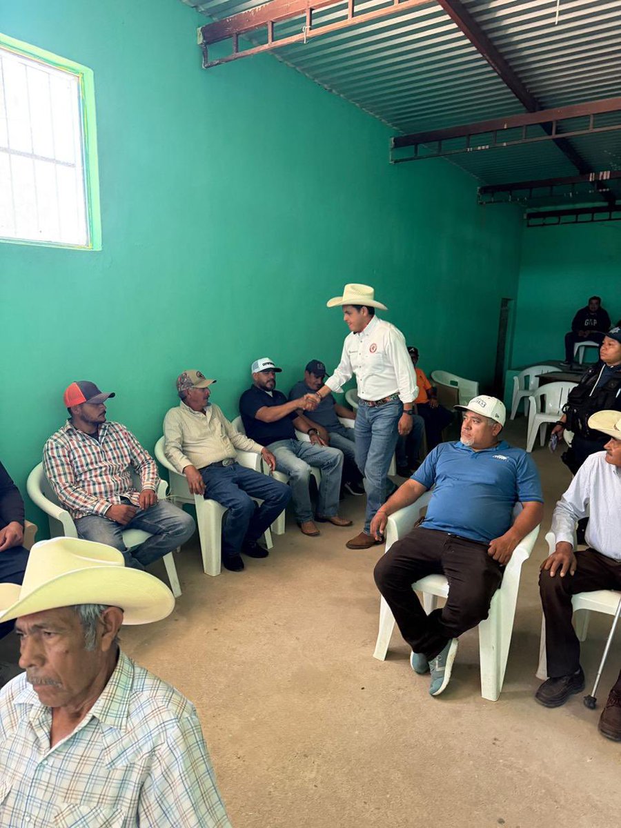 CNCDurango's tweet photo. ¡Domingo de seguir trabajando! 🤠

Hoy nuestro Dirigente @tonomorales_7 , estuvo con nuestras amigas y amigos de Villa Unión, Poanas y visitó el poblado Veracruz de Ochoa en dónde se revisaron los terrenos ejidales. 

También asistió a la Asamblea ejidal. https://t.co/kQnbG18aci