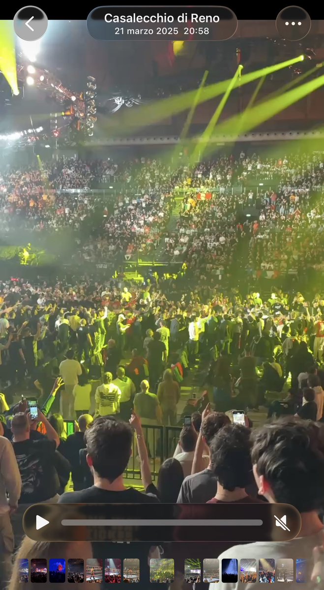 jyphil's tweet photo. @konazlover @Godzdomo Ma quante cazzate spari figlio mio? Quest’anno a Bologna in confronto all’anno scorso l’arena era mezza vuota, punto. Il fatto che non abbiano nemmeno aperto la vendita non cambia le cose. Fonte: vedi foto dell’anno scorso con TUTTE le sezioni aperte. Questa é fatta lato TV. https://t.co/ABW4xqdgi1