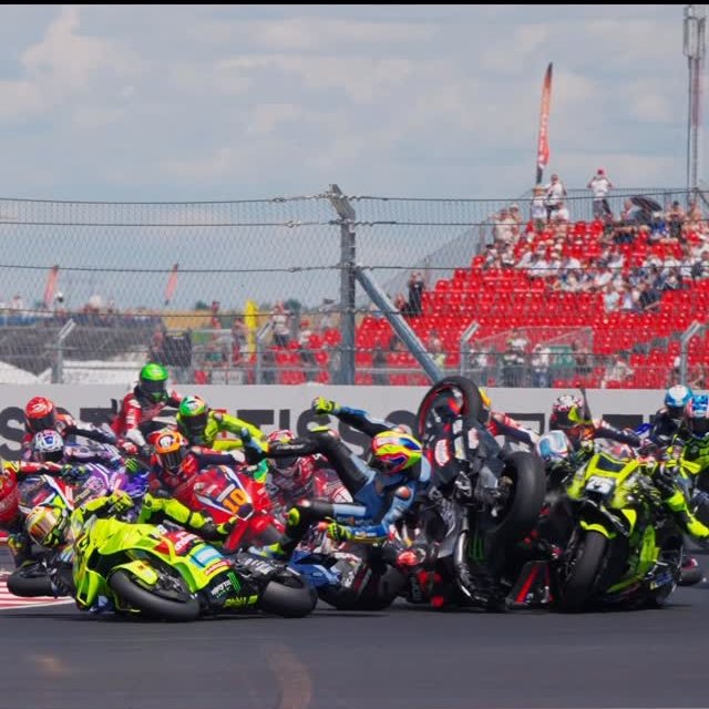 motto_motogp's tweet photo. 「確かに路面が荒れていて危険な場所でのブレーキングではあったが、しかし今回マルティンがしでかしたことは、元世界チャンピオンとしてやってはならないミスだ」とアプリリアCEOのリボラ。「不幸中の幸いだったのは、この事故で大怪我を負ったライダーがいなかったことだ（事後の検査で全員に骨折はなく打撲程度済んだ）マルティンは事故に巻き込んだライダーたちに謝罪し、わたしのところにも謝りに来たが、ライダーたちの無事を確認することが第一で詳しい話を聞いてる状況ではなかったから、ベゼッキやラウルとも話はできていない。巻き込んでしまったディジャとアルデゲル含め全員に、アプリリアの責任者としてわたしから謝罪する。申し訳ない。これはわたしの責任だ」

アプリリアでは、カタルニアのレースでもラウル・フェルナンデスがマルティンに突っ込んだ（ように見える）共倒れ事故（フレンドリーファイヤ）があり、事故後リボラはライダー全員を集め、仲間内で無益な争いをするな、ライダーは相互に信頼と尊敬を持てという「ブラックルール*」を設け、改めてレースは安全が第一であることを戒めていたのだが、それがあった上で今回の事故である。リボラが頭を抱えてしまうのも無理はない。

*F1のマクラーレンでもドライバー相互の信頼を欠くような無益なバトルを禁止する"パパイヤルール"があり、それをもじってアプリリアではチームカラーを引っ張った"ブラックルール"とメディアでは命名されている。

最近のMotoGPでは、マシンの先鋭化が進みすぎたため追い越しがとにかく難しく、だからこそスタートでポジションをひとつでもあげようとやっきになってしまうところがあるのだが、そうしたことを差し引いても今回のマルティンのミスは許されないとリボラ。

「MotoGPでの追い越しが難しい？ウチのアイ（小椋藍選手）の走りを見てくれ。毎回10台くらい追い抜いてくるだろう？（マルティンも）アイみたいに走ればいいだけだよ。アプリリアに乗ってれば、他のマシンを追い越すのは難しくないさ」

スタート時に多発する事故を受け、MotoGPは今後早々にスターティンググリッドの間隔を拡げるとともに、スタートデバイス（車高調整装置）の使用を禁止する措置を取るための調整に入った。

https://t.co/TWiosv743B
https://t.co/bDdIIwxQ7G

📸@ MotoGP / @ fabiodiggia49 / @ gresiniracing /
@ ferminaldeguer_54