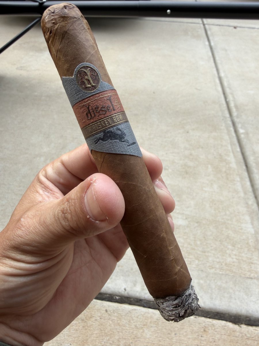 ufo_tarheel's tweet photo. This Diesel Whiskey Row Rabbit Hole series is one buttery smoke 💨 💪
#cigar #stogie https://t.co/iNbKvashZq