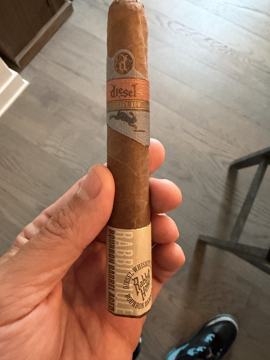 ufo_tarheel's tweet photo. This Diesel Whiskey Row Rabbit Hole series is one buttery smoke 💨 💪
#cigar #stogie https://t.co/iNbKvashZq