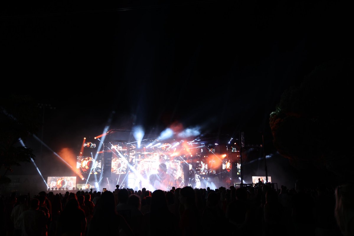LuisQuirogaT's tweet photo. ¡Ponemos el broche final con @lamisionoficial a un gran Corpus! 🎇

GRACIAS a todos, peñas y vecinos, por llenar Arroyomolinos de color, de alegría y de una energía inigualable. 

El alma de un pueblo se mide por la pasión de su gente. ¡Viva Arroyomolinos! 💙 https://t.co/nDa7ADaLMD