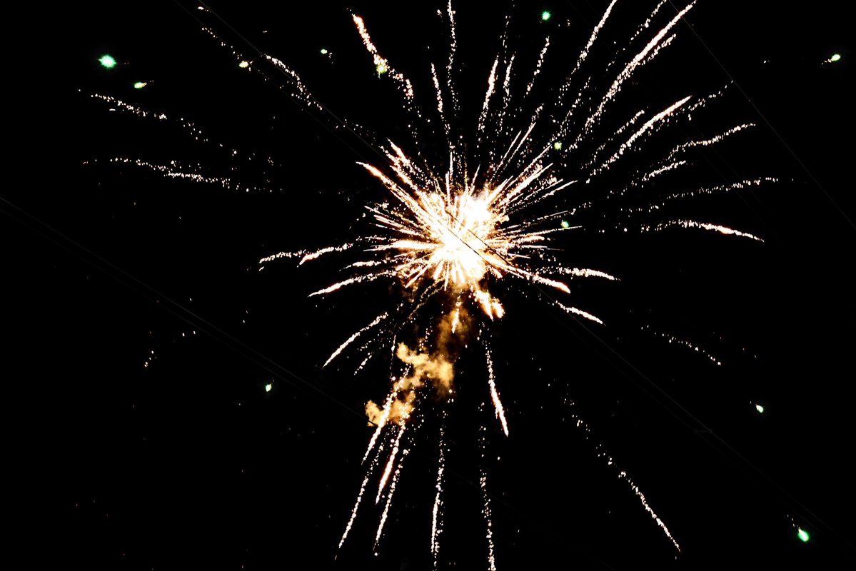 LuisQuirogaT's tweet photo. ¡Ponemos el broche final con @lamisionoficial a un gran Corpus! 🎇

GRACIAS a todos, peñas y vecinos, por llenar Arroyomolinos de color, de alegría y de una energía inigualable. 

El alma de un pueblo se mide por la pasión de su gente. ¡Viva Arroyomolinos! 💙 https://t.co/nDa7ADaLMD