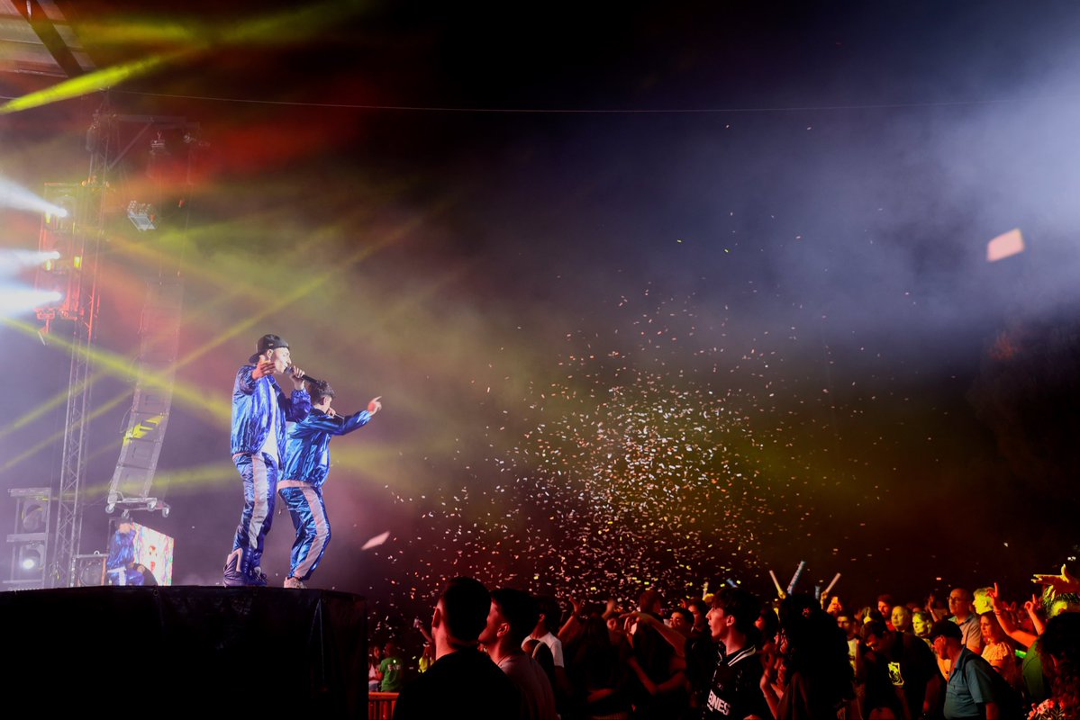 LuisQuirogaT's tweet photo. ¡Ponemos el broche final con @lamisionoficial a un gran Corpus! 🎇

GRACIAS a todos, peñas y vecinos, por llenar Arroyomolinos de color, de alegría y de una energía inigualable. 

El alma de un pueblo se mide por la pasión de su gente. ¡Viva Arroyomolinos! 💙 https://t.co/nDa7ADaLMD