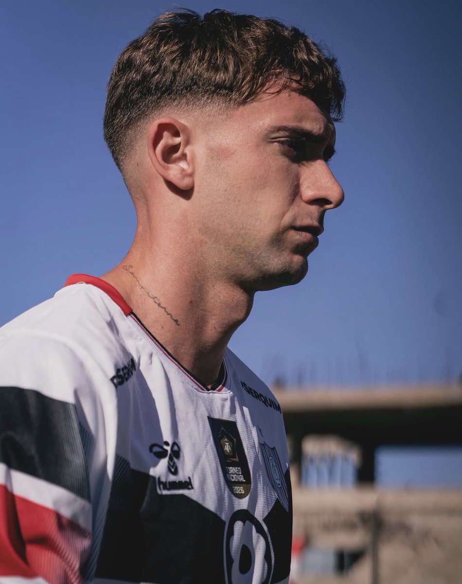ColoAlvarez_'s tweet photo. Pérez Serra es el único jugador que estuvo a la altura. El único que representó al hincha y que dio la cara por el equipo en 17 fechas,  donde en su mayoría lo hizo sin un compañero a la altura en el medio.  Urge la llegada de otro volante que lo acompañe. Hay que rodearlo mejor. https://t.co/TZEhd2wlDt