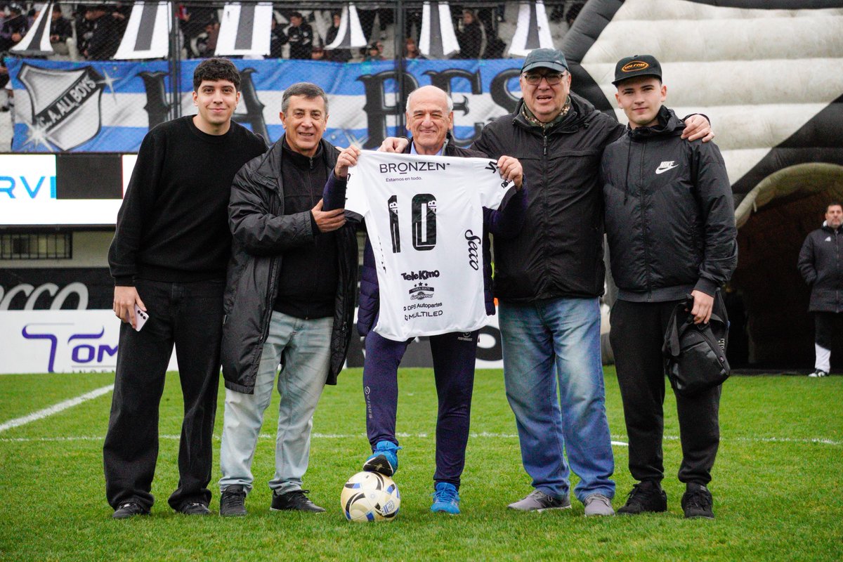 caallboys's tweet photo. ▪️En el entretiempo del partido entre el Club Atlético All Boys y Racing de Córdoba, el directivo Hugo Rincón hizo entrega de un merecido reconocimiento al Sr. Marcelino Britapaja, uno de los máximos goleadores de nuestra historia en los torneos de Primera División A de 1977.

▪️Un homenaje a quienes dejaron su huella imborrable defendiendo nuestros colores.

🤍🖤 #ElRoccaParaAllBoys 🖤🤍