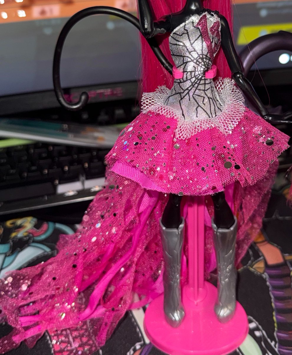 incelanton's tweet photo. people saying the core dress isn’t bad have to be joking 😭😭😭 https://t.co/YmT9zLDFIA