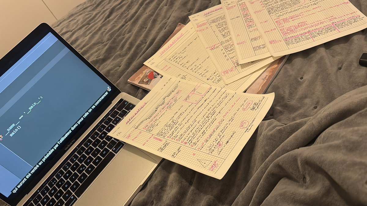 amrusheee's tweet photo. j’ai dormi à tt mes cours d’info demain 9h j’ai exam priez pour moi svp SVP !!!! https://t.co/Sv2TTh4Cyo