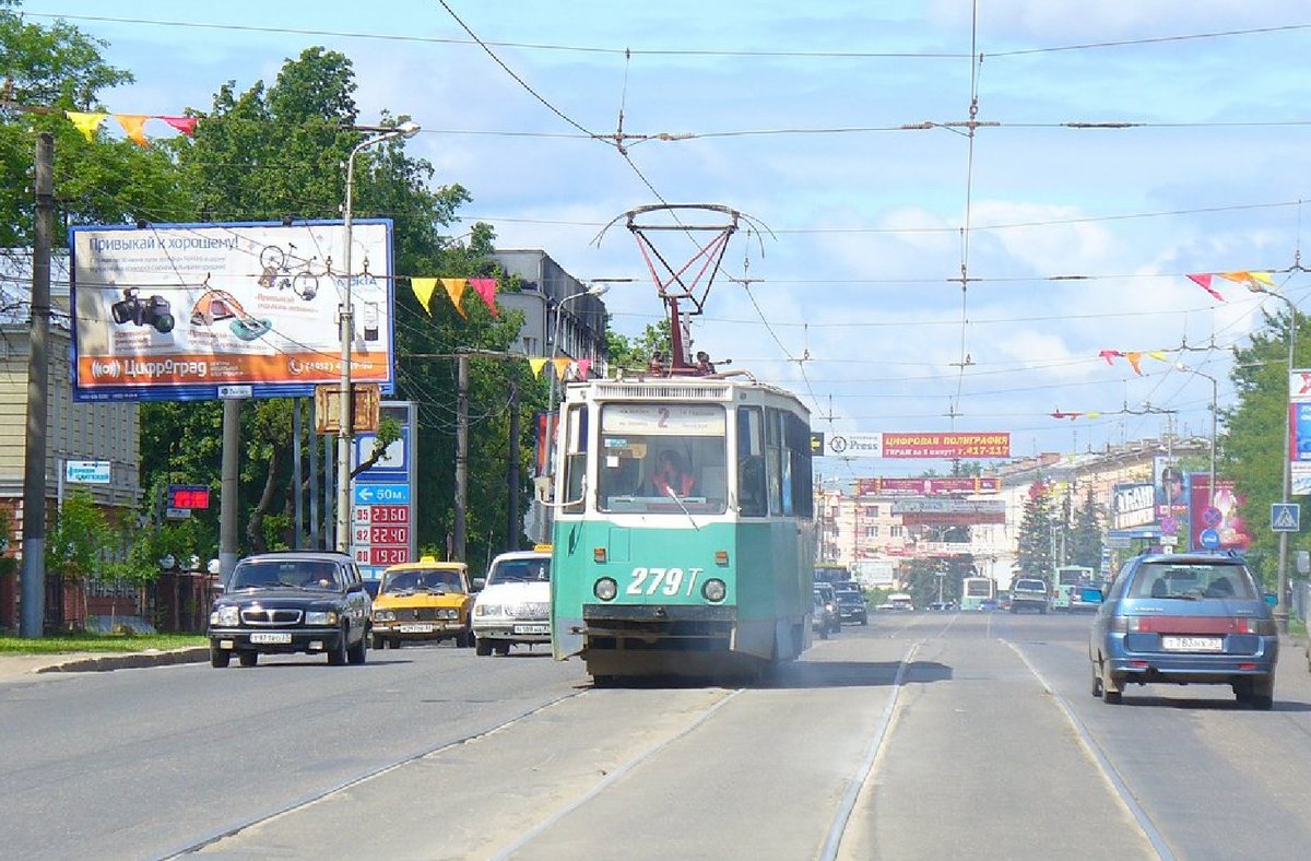 sergey_monyakov's tweet photo. #Иваново 1 июня 2008
Фото - Сергей Орлов
И разъехались соседи, кто — куда.
И когда дома сносили,
Мы с тобой, мой друг, шутили — не беда.
Раз в году письмо скупое,
Поздравленье с Рождеством и долгих лет.
Ровно восемь тихих строчек
И другой какой-то почерк, все, привет. https://t.co/aPIZTky1ID