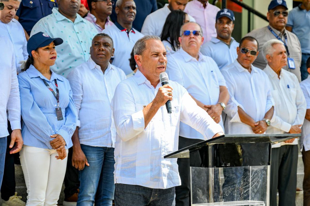 COLIMDO's tweet photo. El presidente del Comité Olímpico Dominicano, @GaribaldyBta participó en el recorrido de la antorcha de los Juegos 2026 en la ciudad de Santiago y destacó la importancia histórica de esta ciudad a nivel de Juegos Centroamericanos y del Caribe. https://t.co/4TjsSRR6VH