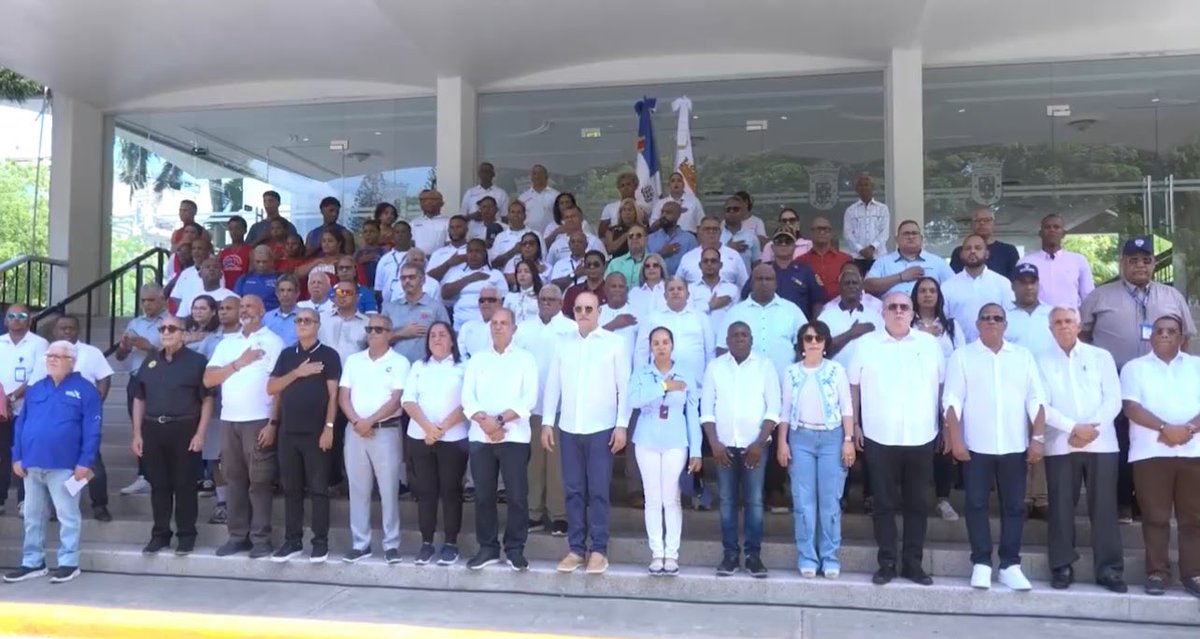 COLIMDO's tweet photo. El presidente del Comité Olímpico Dominicano, @GaribaldyBta participó en el recorrido de la antorcha de los Juegos 2026 en la ciudad de Santiago y destacó la importancia histórica de esta ciudad a nivel de Juegos Centroamericanos y del Caribe. https://t.co/4TjsSRR6VH