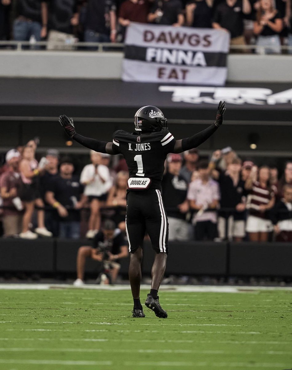 Champfa6ix's tweet photo. #AGTG blessed to have received an offer from the University of Mississippi State @CoachDLindsey @HailStateFB 

@drobalwayzopen @DemarcusHarri01
@GPowersScout @samspiegs @MikeRoach247
@dctf @CoachGloria1
@CoachKPark
@ChadSimmons_ @NorthCro_FB
@DemetricDWarren @Marchen44 @adamgorney