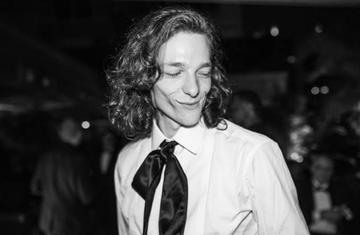 mikefaistfiles's tweet photo. HAPPY TONY AWARDS DAY

Here are some photos of 2017 Tony nominee Mike Faist during a fitting ahead of the Tony Awards. https://t.co/f3UH01TPCC