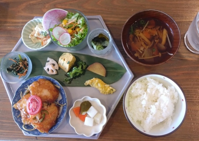 wingsiu339's tweet photo. 昨日は旦那と近所の喫茶店でランチデートでした😊
お酢を使った料理がメインのこのお店、プレートランチは全てお酢を使っているけどほんのり利かせてる
優しいお味、デザートのシフォンケーキとチーズケーキは甘さ控えめ。お酢ドリンクも癖が無く飲みやすかったです。全部美味しかった😋 https://t.co/ISZbtffagv