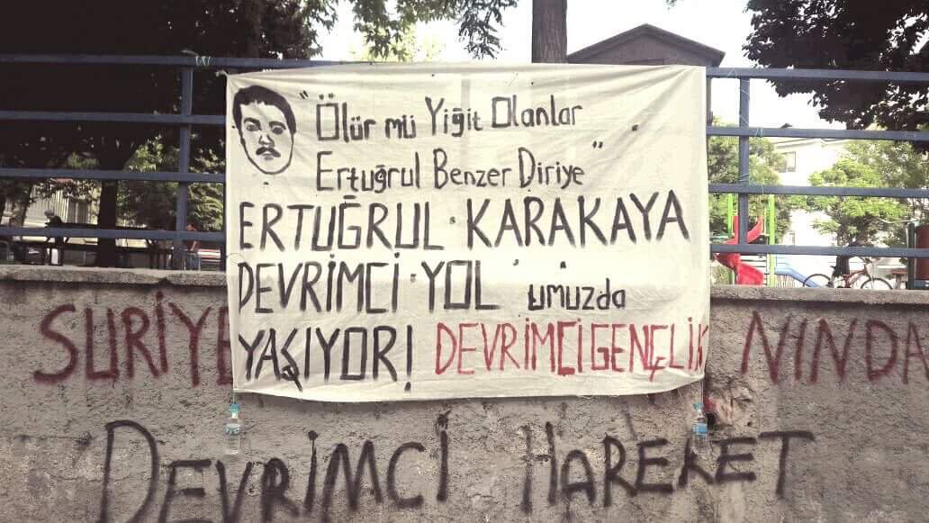 Yolcular35's tweet photo. "Ölür mü yiğit olanlar
Ertuğrul benzer diriye"

DEV-GENÇ militanı Ertuğrul Karakaya 49 yıl önce bugün ODTÜ'de jandarma tarafından arkasından vurularak katledildi.

Ertuğrul Karakaya Devrimci Yol'umuzda Yaşıyor!