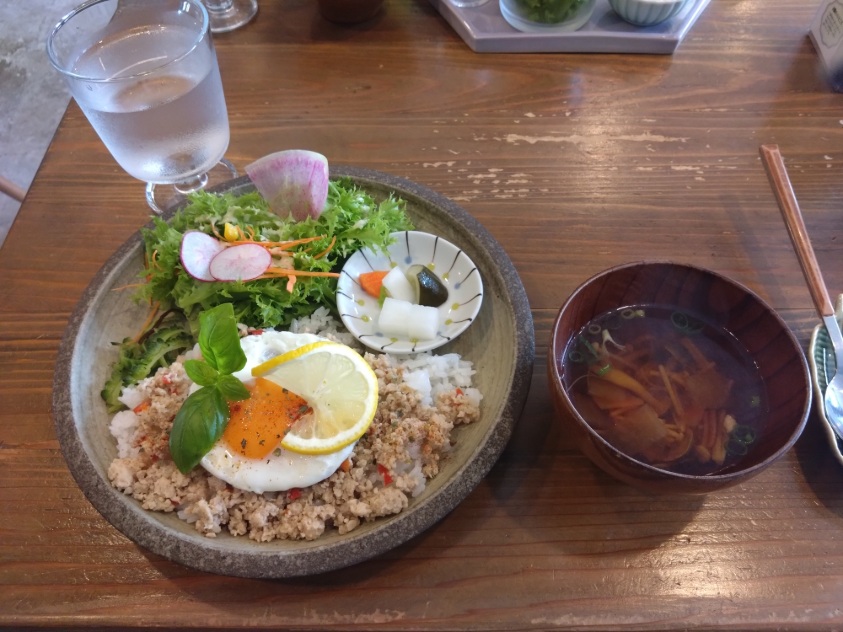wingsiu339's tweet photo. 昨日は旦那と近所の喫茶店でランチデートでした😊
お酢を使った料理がメインのこのお店、プレートランチは全てお酢を使っているけどほんのり利かせてる
優しいお味、デザートのシフォンケーキとチーズケーキは甘さ控えめ。お酢ドリンクも癖が無く飲みやすかったです。全部美味しかった😋 https://t.co/ISZbtffagv