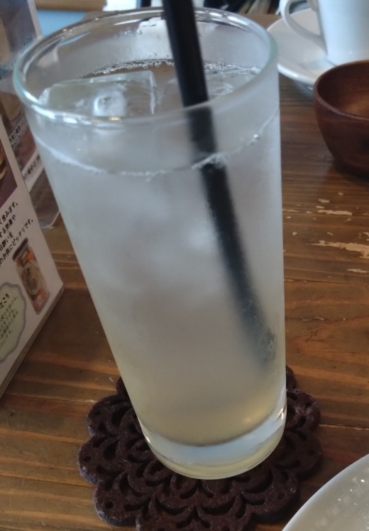 wingsiu339's tweet photo. 昨日は旦那と近所の喫茶店でランチデートでした😊
お酢を使った料理がメインのこのお店、プレートランチは全てお酢を使っているけどほんのり利かせてる
優しいお味、デザートのシフォンケーキとチーズケーキは甘さ控えめ。お酢ドリンクも癖が無く飲みやすかったです。全部美味しかった😋 https://t.co/ISZbtffagv