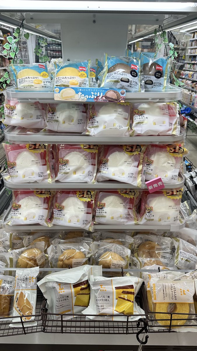 azrael_str's tweet photo. 盛りすぎチャレンジのプレミアムロールケーキがこんなに売ってるところ、初めて見た！ https://t.co/7pwU97nBSr