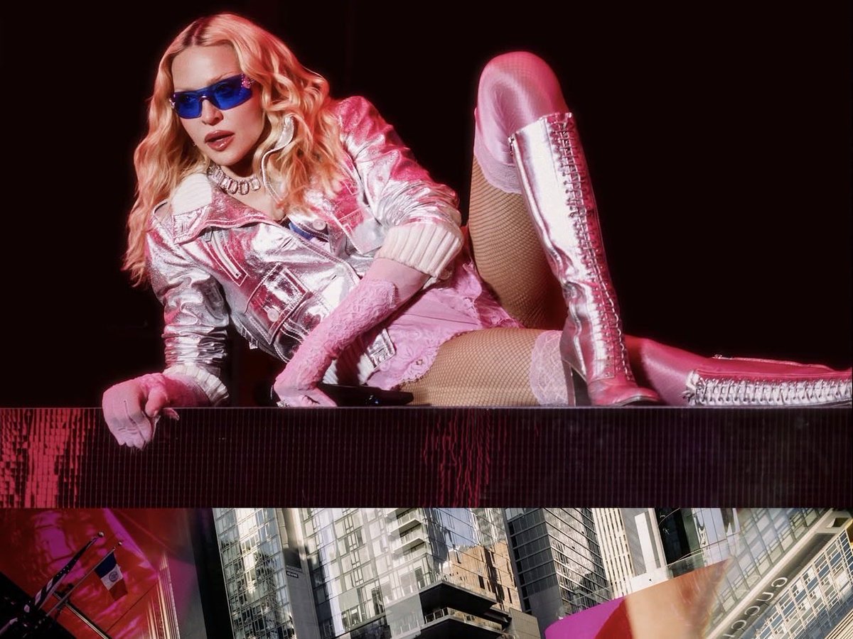 SiteMadonnaBR's tweet photo. ELA CAUSA! Com nome em alta, o pocket show da Madonna na Time Square gerou até o momento 119,5 MILHÕES DE VISUALIZAÇÕES no TikTok, sendo atualmente um dos tópicos mais comentados na rede social. https://t.co/47SJyFisn8