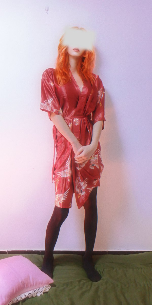 HeweiSu's tweet photo. 日常试衣
我认为男娘的身材最大短板是肩宽和胯宽比例太大，这时候可以选择相对宽松的衣服和不太显胯宽的姿势来规避 https://t.co/pr5Fa9Yvzc