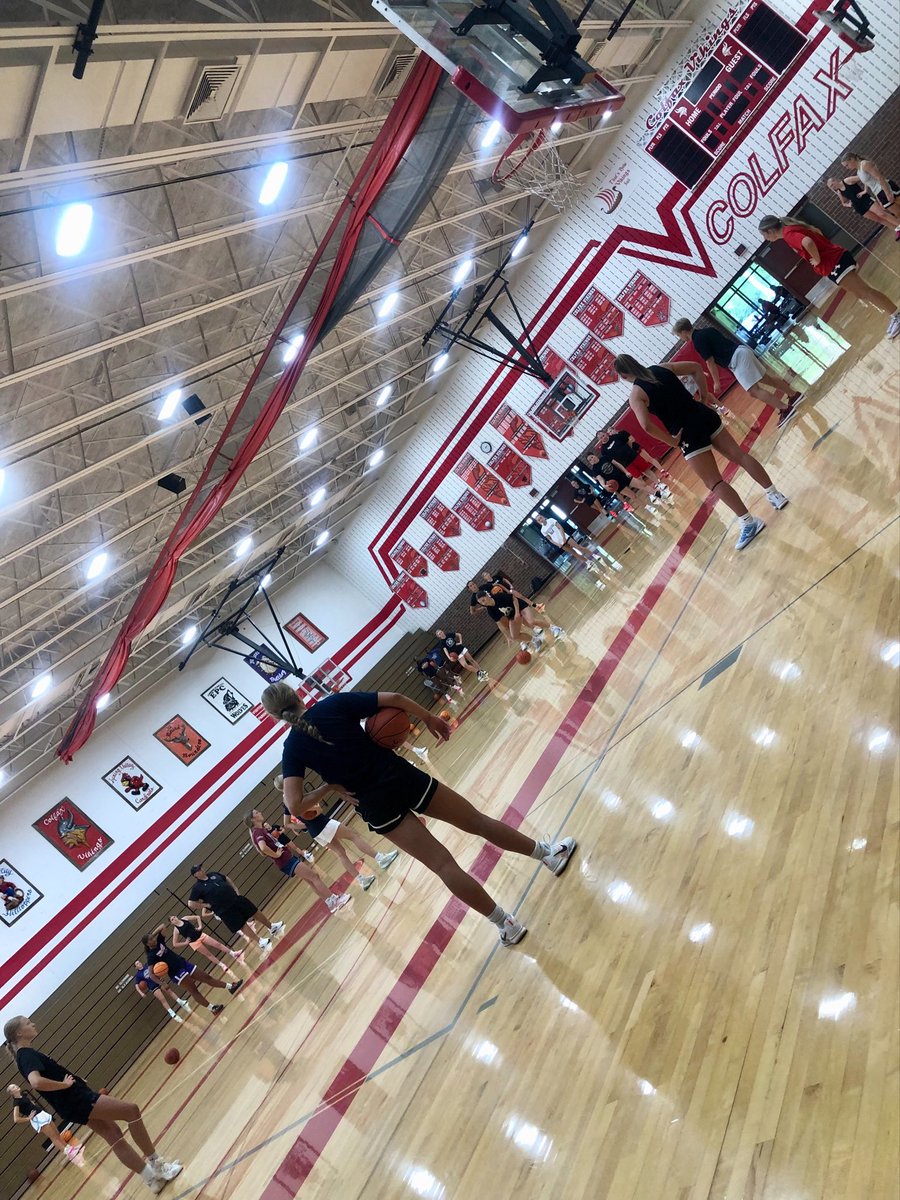CoachHockett's tweet photo. Spectacular Sunday in the gym watching 👀 @vcteamwi &amp; @teamwinoll 🏀…

Special to see AAU programs that practice, compete, and work with their players the right way — Tremendous leadership from the top down‼️

Can’t wait to catch more of them this month

💜 #Pointers 💛 #JUICE🧃 https://t.co/MN55ZWNd96