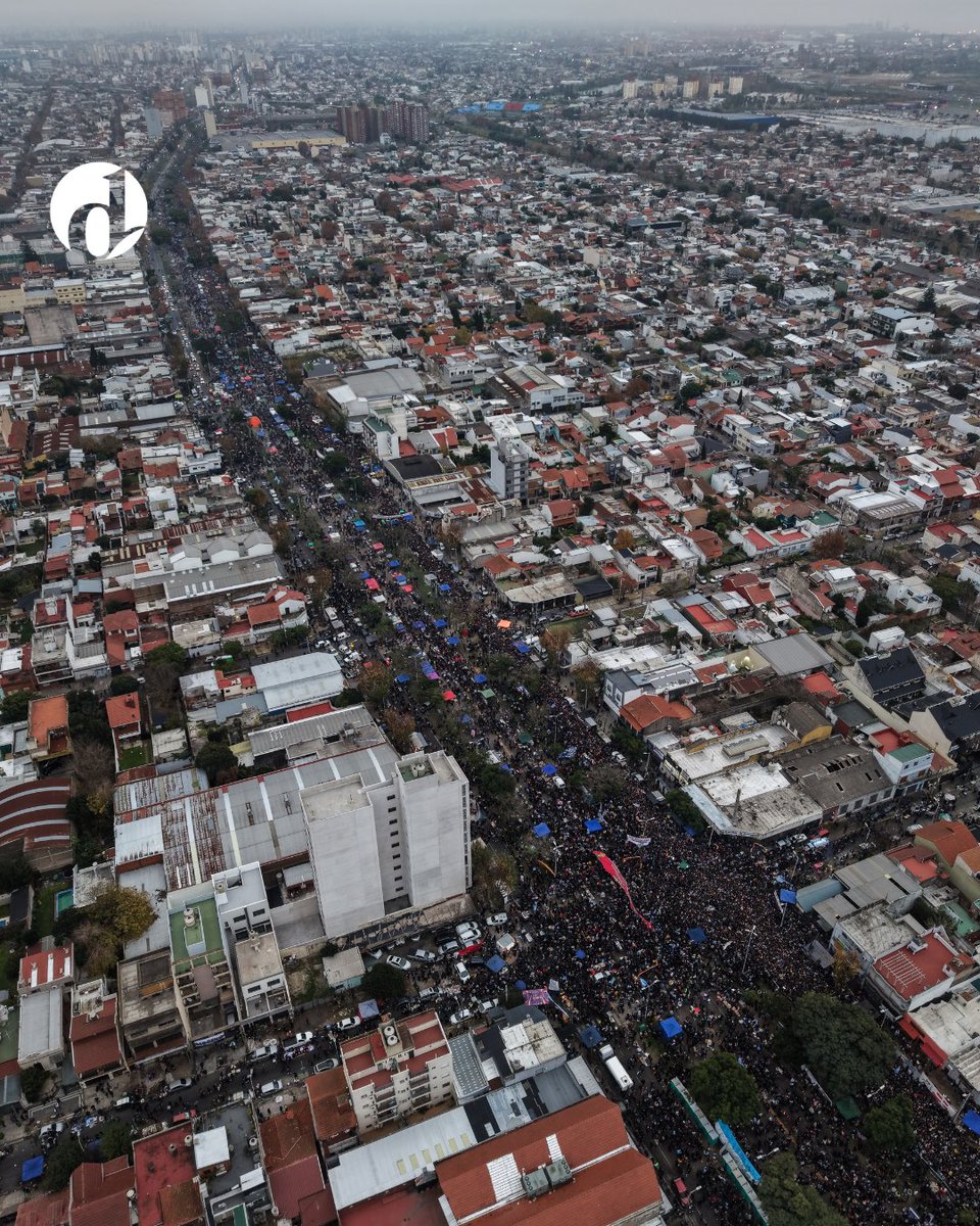 vaneromano77's tweet photo. Más de 70 cuadras para despedir al Indio en Avellaneda. Esto es pueblo, señores. Esto es amor. 
Gracias por todo, maestro!
#IndioEterno https://t.co/L4FxurKX2S