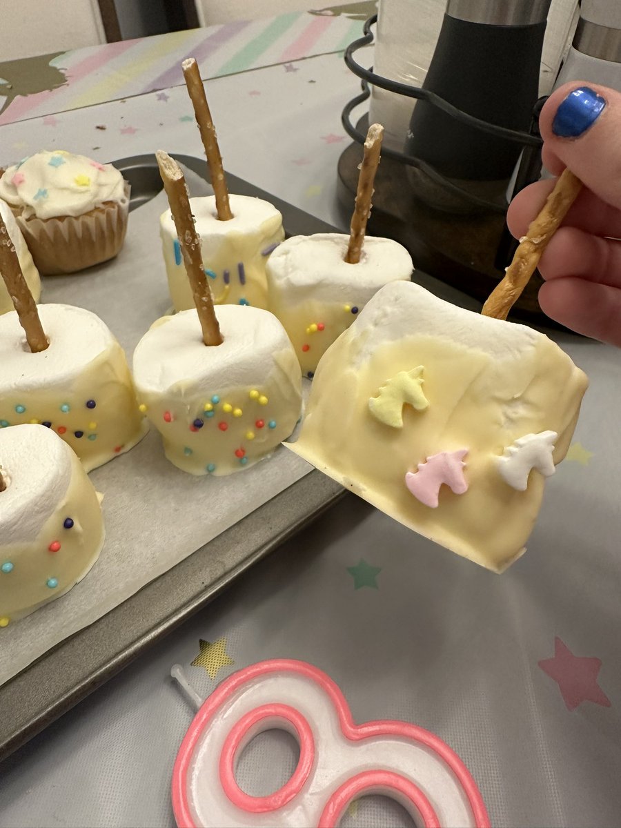 glasslizardpt2's tweet photo. birthday calories don’t count right guys?😅 RIGHT? https://t.co/5DbOMeciMK