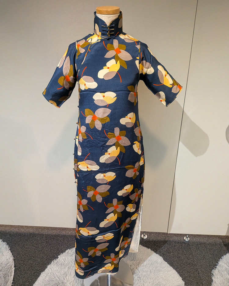 R10_3's tweet photo. 心惹かれるチャイナドレス展へ行きました。纏足用の靴を見たくて行ったのですが、ドレスも美しい～✨ドレスごとに飾りボタンの仕様が違ってて、細部の拘りを感じました。纏足用の脚絆や革靴（初めて見た…）もあって感慨深かったです。お近くの方は是非…！ https://t.co/peAtwl4Xb7
