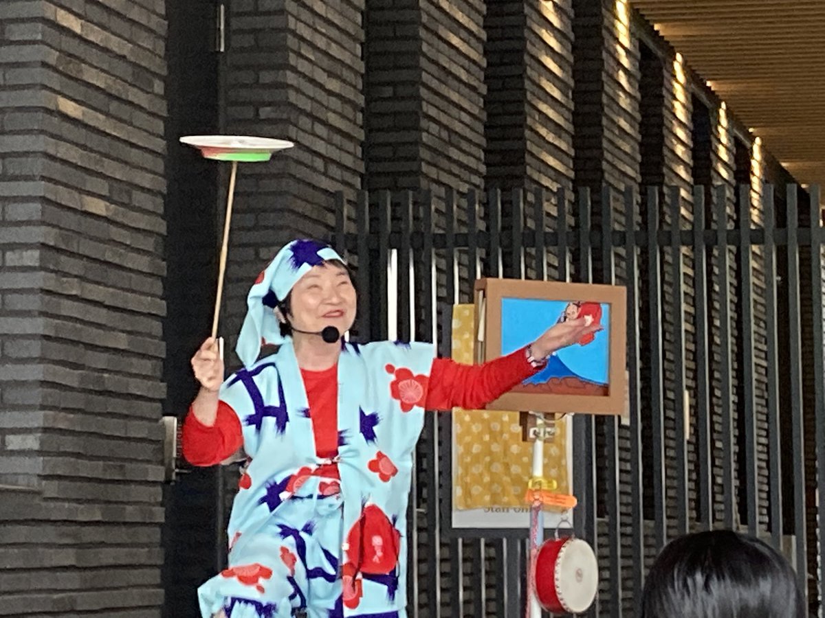 chicapan9's tweet photo. 馬事公苑で『せたがやふるさと区民まつり』

日曜日はパパとママが一緒でそれだけで子どもたちは最高に嬉しい

あちこちで嬉しそうな子どもたちの顔を見ました

ジュースにかき氷、フランクに焼きそば、大道芸

雨はギリギリ間に合いました https://t.co/x85A2aAYW3