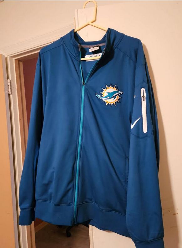 HandsAtlanta's tweet photo. @LuFromdade @GhostOfAdamGase Looks a little wrinkly because of the way it's hanging but it's not - it's pristine. Got it a few years ago for $5 at a Dolphins garage sale. Used to be worn by #40 but I've never been able to figure out who that was https://t.co/E9MVuqVc7Z