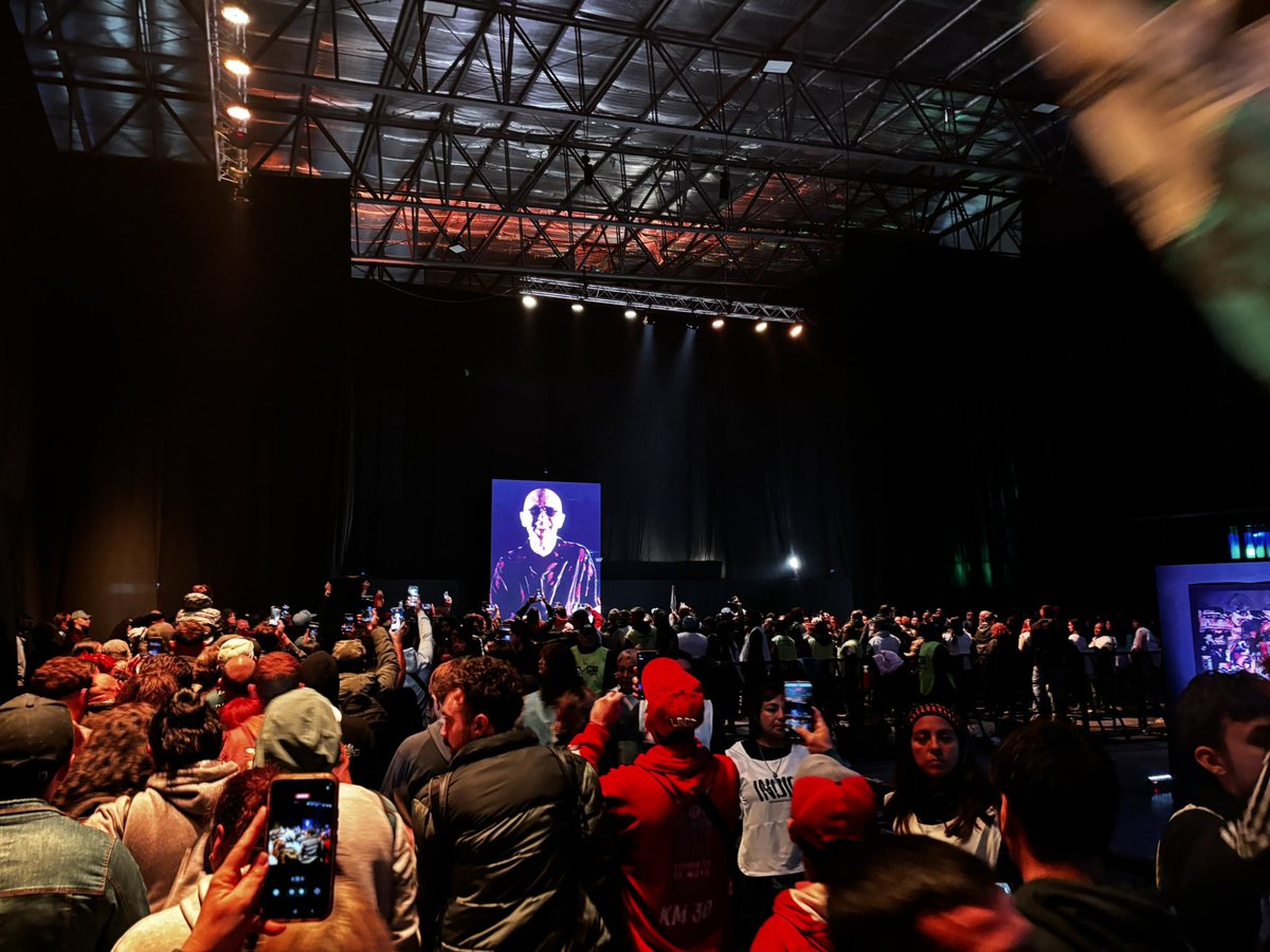 marianherrrera's tweet photo. Gracias al Indio descubrí la multitud. Y aprendí a hundirme en lo profundo perdiéndome a mí mismo para pasar a formar parte de algo más grande. Me dejó la enseñanza más importante que me voy a llevar de esta vida. 

Gracias, Indio. https://t.co/g5LDTSWCtQ