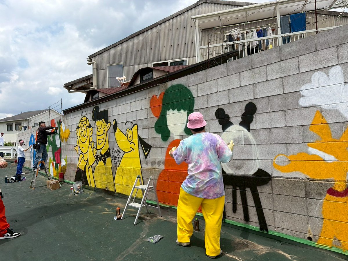 osushimada's tweet photo. 6月6日、ART JAM SATURDAYのイベントでスプレーを使ったライブペイントをしてきました。
スプレーを使うのは初めて！
絶対最初のワクワクを壁に収めたくてあえて練習は一度もしないで挑みました。
面を塗るのはなんとなく出来たのですが均一な線を描くのが難しいと同時に楽しかったです。 https://t.co/FVS2xPyH4n