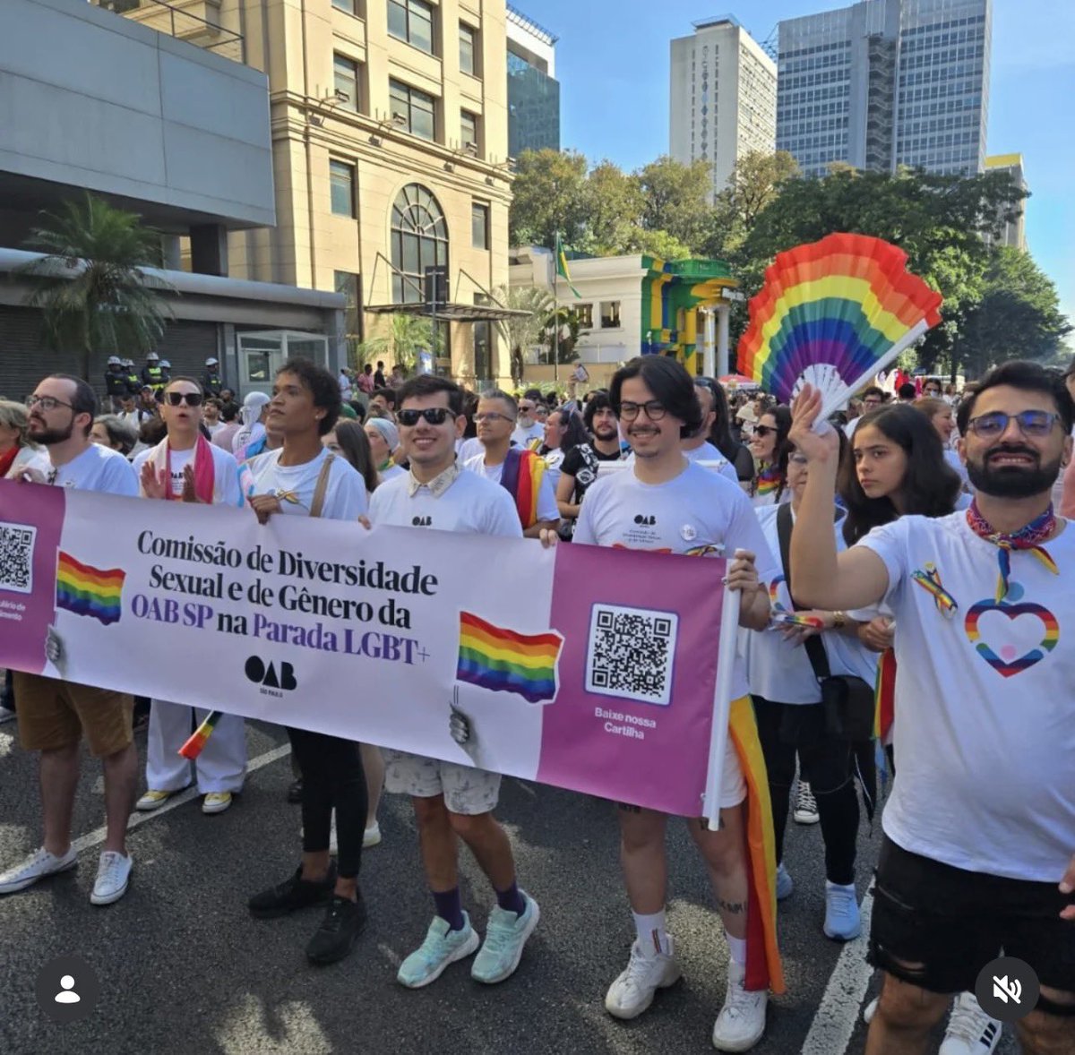 Drapeppa's tweet photo. Ocupamos a Av. Paulista para reafirmar o compromisso da advocacia no aprimoramento da sociedade 🏳️‍🌈 https://t.co/bVbnWxaqlD