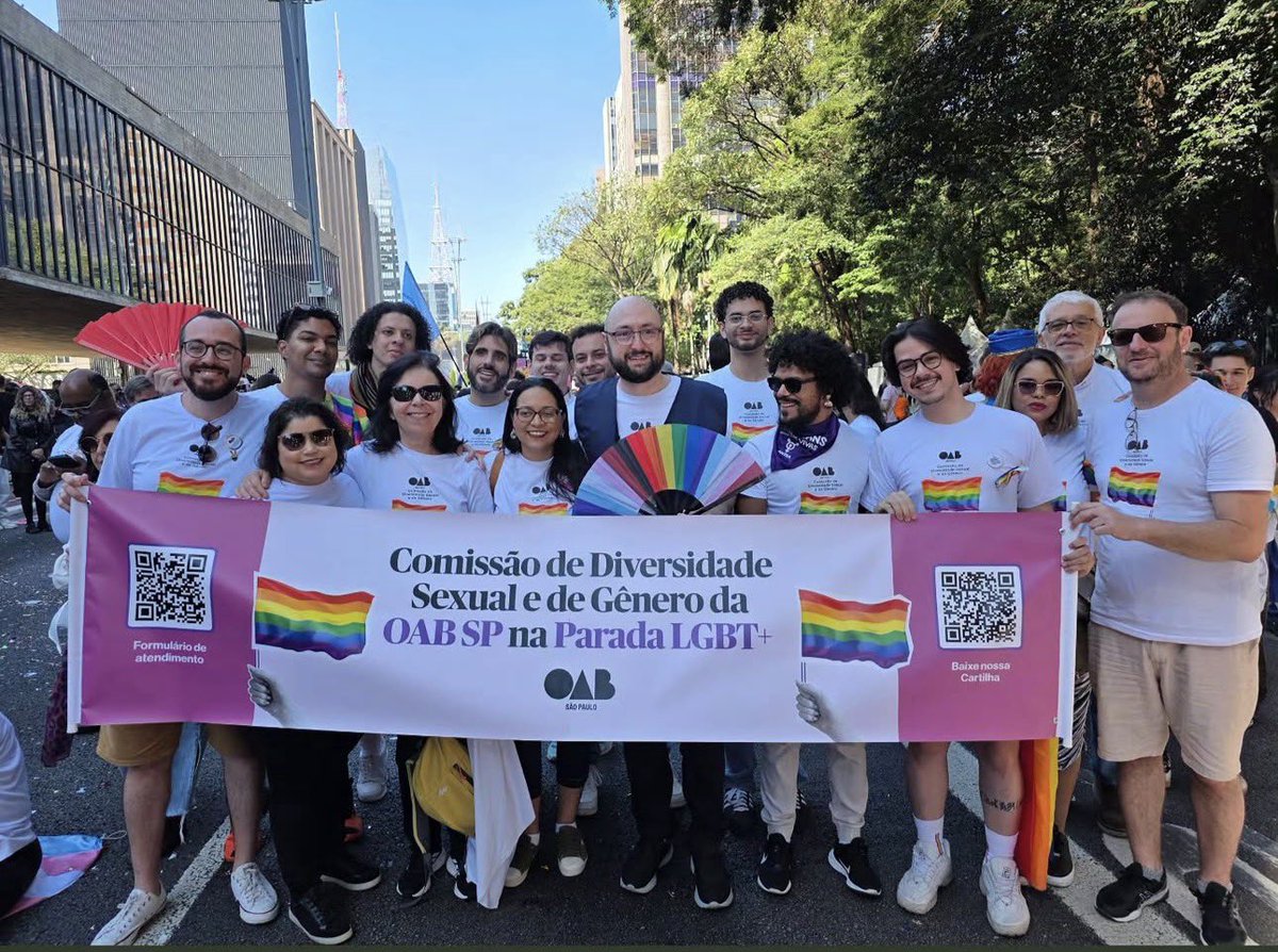 Drapeppa's tweet photo. Ocupamos a Av. Paulista para reafirmar o compromisso da advocacia no aprimoramento da sociedade 🏳️‍🌈 https://t.co/bVbnWxaqlD